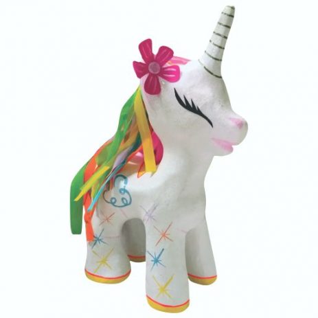 piñata de unicornio de colores echa de papel periodico